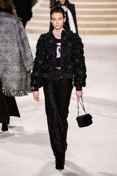 Look 16